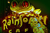 /images/133/2000-09-chicago-rainforest1.jpg - #00630: Frog statue of Rainforest Café in dowtown Chicago … Sept 2000 -- Chicago, Illinois