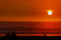 /images/133/2001-03-cali-sunset.jpg - #00777: Silhouettes of a couple and a seagull at Huntington Beach … March 2001 -- Huntington Beach, California