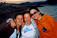 /images/133/2004-07-powell-3-sunset.jpg - #01750: Ola, Aneta & Ewka … Lone Rock … July 2004 -- Lone Rock, Lake Powell, Utah