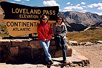 /images/133/2004-09-loveland-an-ol-sign.jpg - #02132: Aneta and Ola at Loveland Pass … Sept 2004 -- Loveland Pass, Colorado
