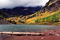 /images/133/2004-09-maroon-lake-tree02.jpg - #02175: images of Maroon Lake with Maroon Peaks in the clouds … Sept 2004 -- Maroon Lake, Maroon Bells, Colorado