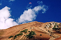 /images/133/2004-10-cinnamon-para-oran1.jpg - #02251: Orange Paraglider over Cinnamon Mountain (12,293ft) … Oct 2004 -- Paradise Divide, Crested Butte, Colorado