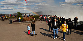 /images/133/2006-10-15-niag-people03-w.jpg - #03028: images of Niagara Falls … Oct 2006 -- Niagara Falls, Ontario.Canada
