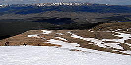 /images/133/2007-06-10-elbert-skier4-pano.jpg - #03900: Walking up Mt Elbert, along the North Trail … June 2007 -- Mt Elbert, Colorado