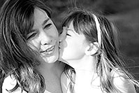 /images/133/2008-06-01-alexandra-bw-0258.jpg - #05414: Alexandra kissing mom … June 2008 -- Sahuaro Ranch Park, Glendale, Arizona