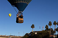 /images/133/2013-01-20-havasu-balloons-21574.jpg - #10744: Balloons above London Bridge at Lake Havasu City … January 2013 -- London Bridge, Lake Havasu City, Arizona