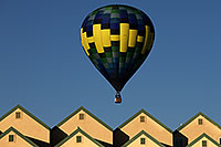/images/133/2013-01-21-havasu-balloons-22824.jpg - #10767: Balloon above The Heat condos at Lake Havasu City … January 2013 -- Lake Havasu City, Arizona