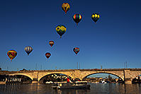 /images/133/2013-01-21-havasu-bridge-22779.jpg - #10774: Balloons above London Bridge at Lake Havasu City … January 2013 -- London Bridge, Lake Havasu City, Arizona