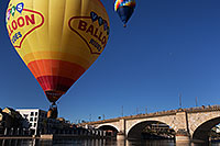 /images/133/2014-01-17-havasu-bridge-1dx_0645.jpg - #11607: Lake Havasu Balloon Fest … January 2014 -- London Bridge, Lake Havasu City, Arizona