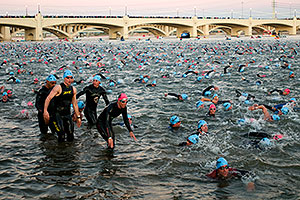 00:04:22 - Swimmers slowed down by boat ramp - Swim at Arizona Ironman 2008