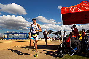 07:43:55 - #71 Leanda Cave [GBR] (leader, 1st in 08:49:00) finishing Lap 2 - Ironman Arizona 2011