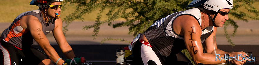 /images/500/2009-10-25-soma-bike-118400sp.jpg - #07633: 01:11:44 #1116 leading #842 in cycling at Soma Triathlon … October 25, 2009 -- Rio Salado Parkway, Tempe, Arizona