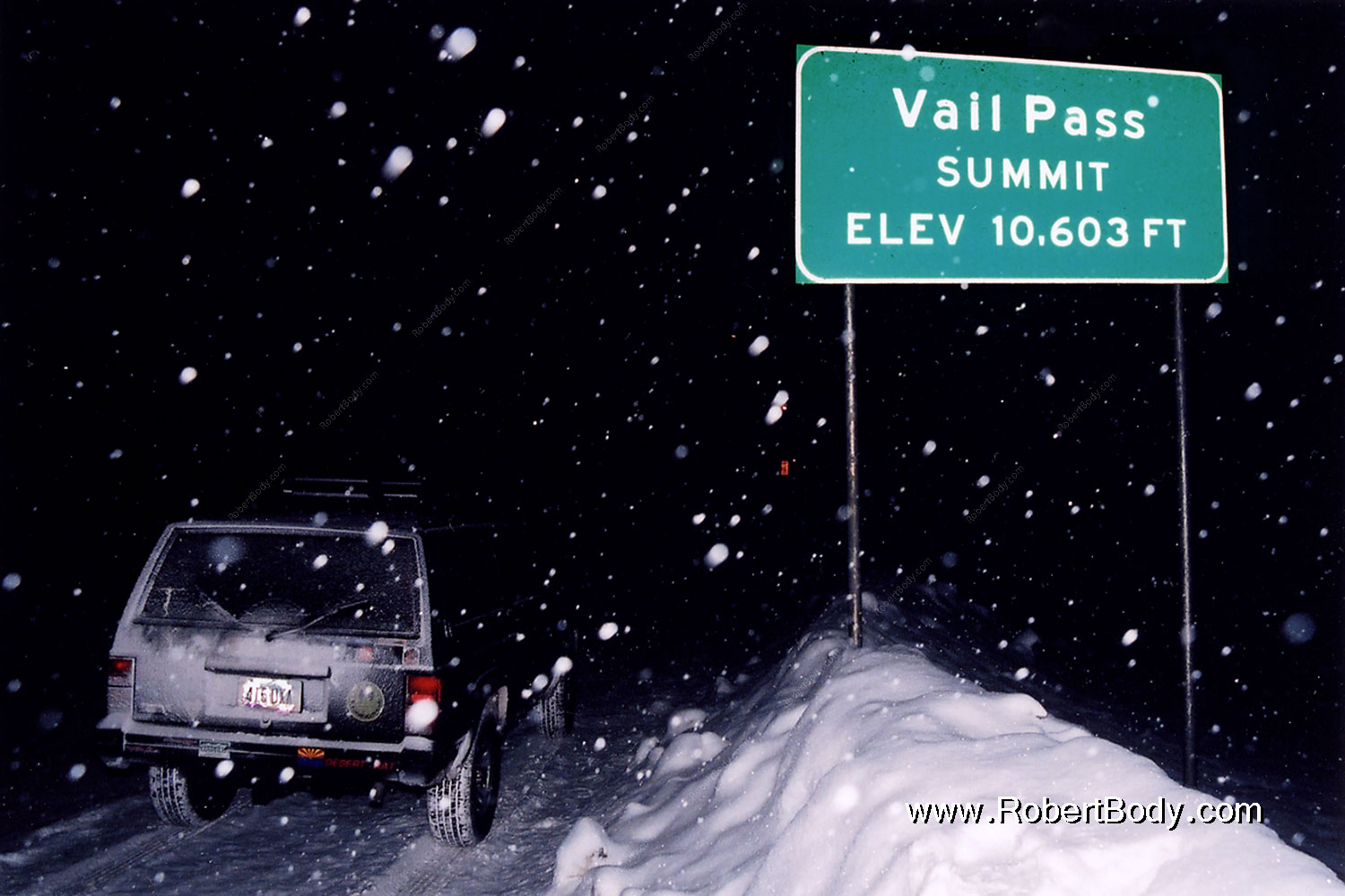 2003-12-vail-pass-sign-jeep
