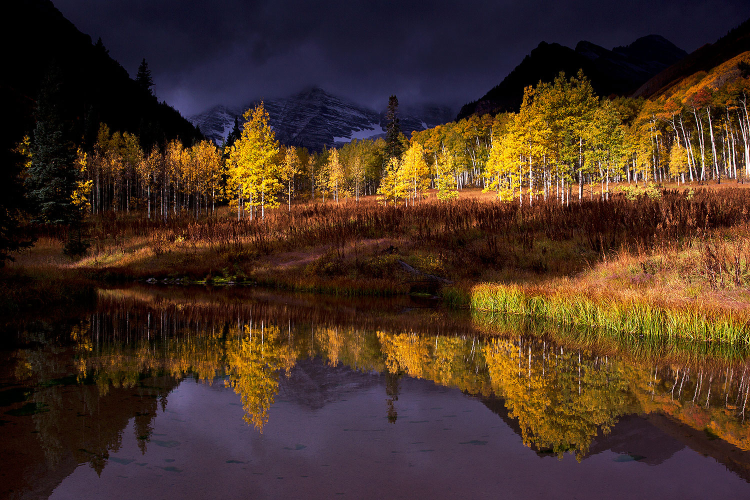 2011-10-05-maroon-pond-104743